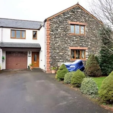 Large Modern House In Small Rural Hamlet. Semesterbostad